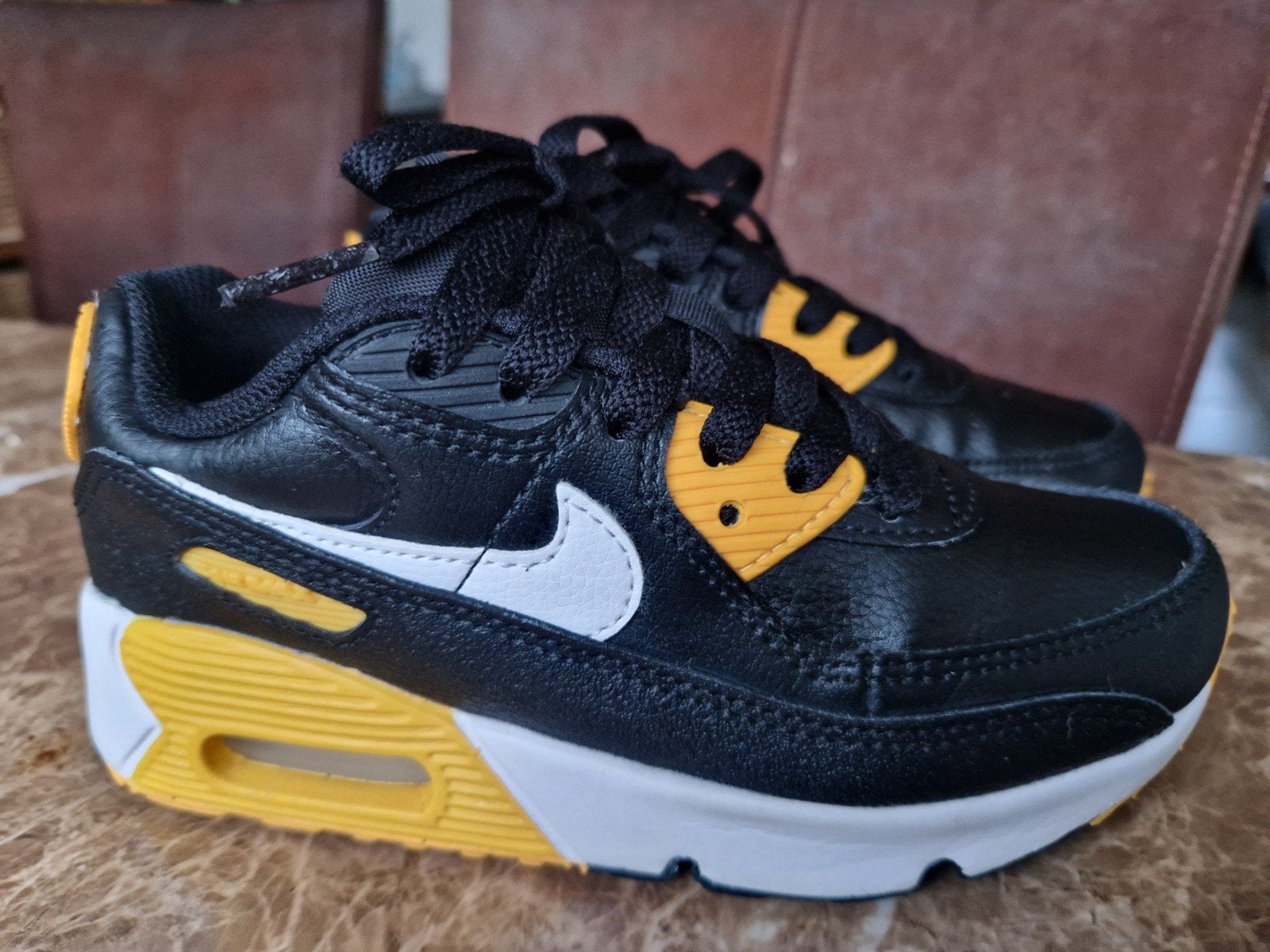 Nike Air Max 90 maat 31 - Zwart/Geel, Ophalen of Verzenden, Zo goed als nieuw, Nike, Jongen of Meisje