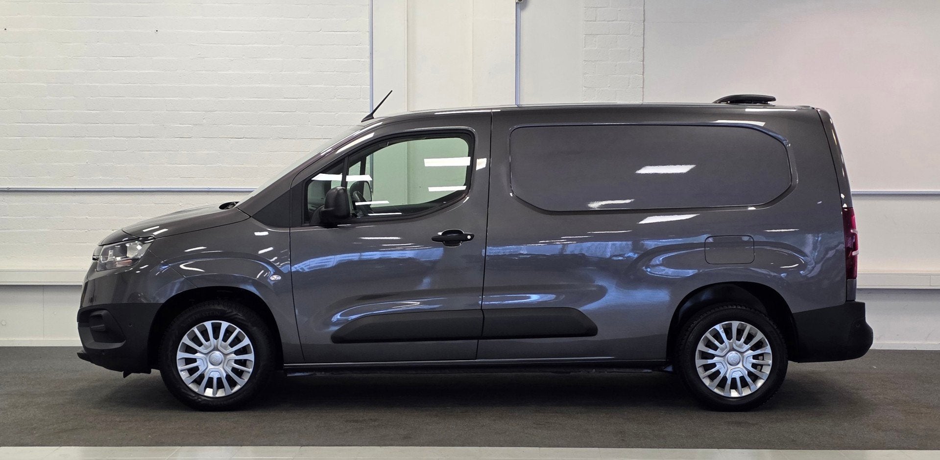 Toyota PROACE CITY 1.2 Turbo Professional Long Trekhaak Navi, Auto's, Stof, Gebruikt, Euro 6, 1199 cc