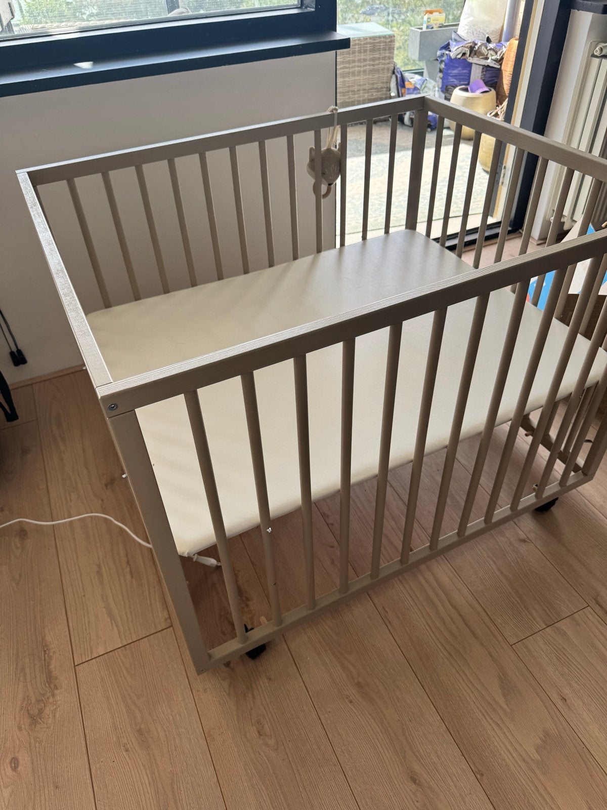 Baby box taupe met wieltjes, Kinderen en Baby's, Boxen, Ophalen, Gebruikt, Vierkant, In hoogte verstelbaar