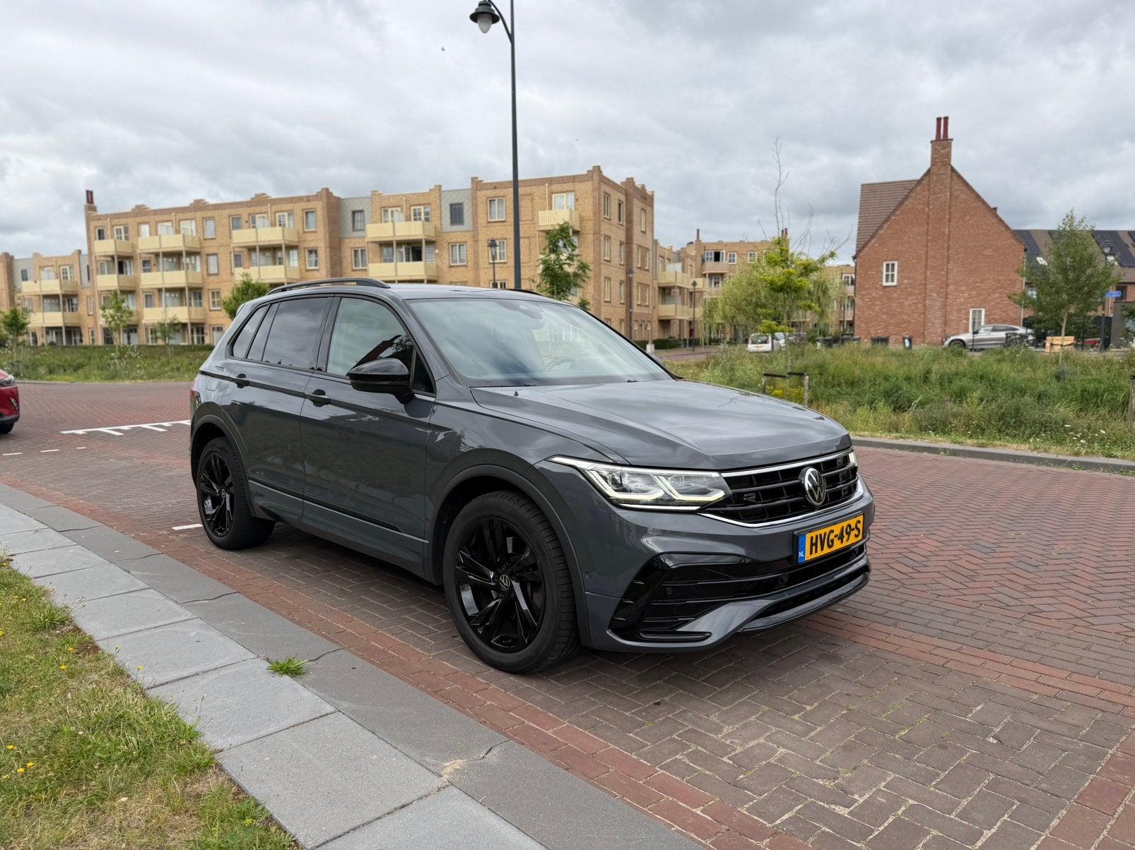 Volkswagen Tiguan 1.4 TSI Ehybrid 245pk DSG 2021 Grijs, Auto's, Volkswagen, 1800 kg, 4 cilinders, Leder en Stof, Parkeerassistent