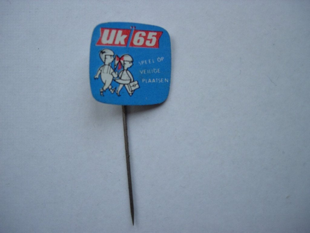 speldje UK 65 speel op veilige plaatsen, Verzamelen, Speldjes, Pins en Buttons, Verzenden, Zo goed als nieuw, Merk, Speldje of Pin