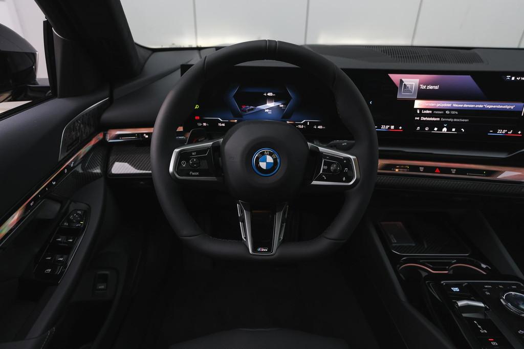 BMW i5 eDrive40 M Sport / Panoramadak / Stoelventilatie / Pa, Automaat, 2095 kg, Achterwielaandrijving, Met garantie (alle)