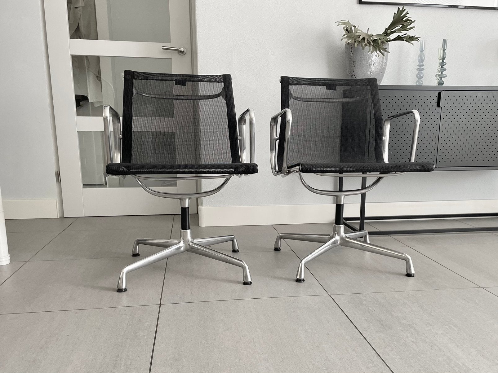 2x Vitra Eames ea107 stoel / bureaustoel zwart netweave, Twee, Zo goed als nieuw, Nvt, Nvt