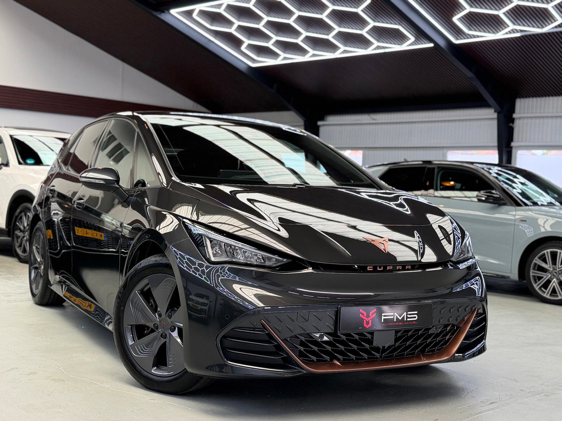 CUPRA Born Essential 62 kWh CarPlay 204 pk, Auto's, Automaat, Gebruikt, Zwart, Met garantie (alle)