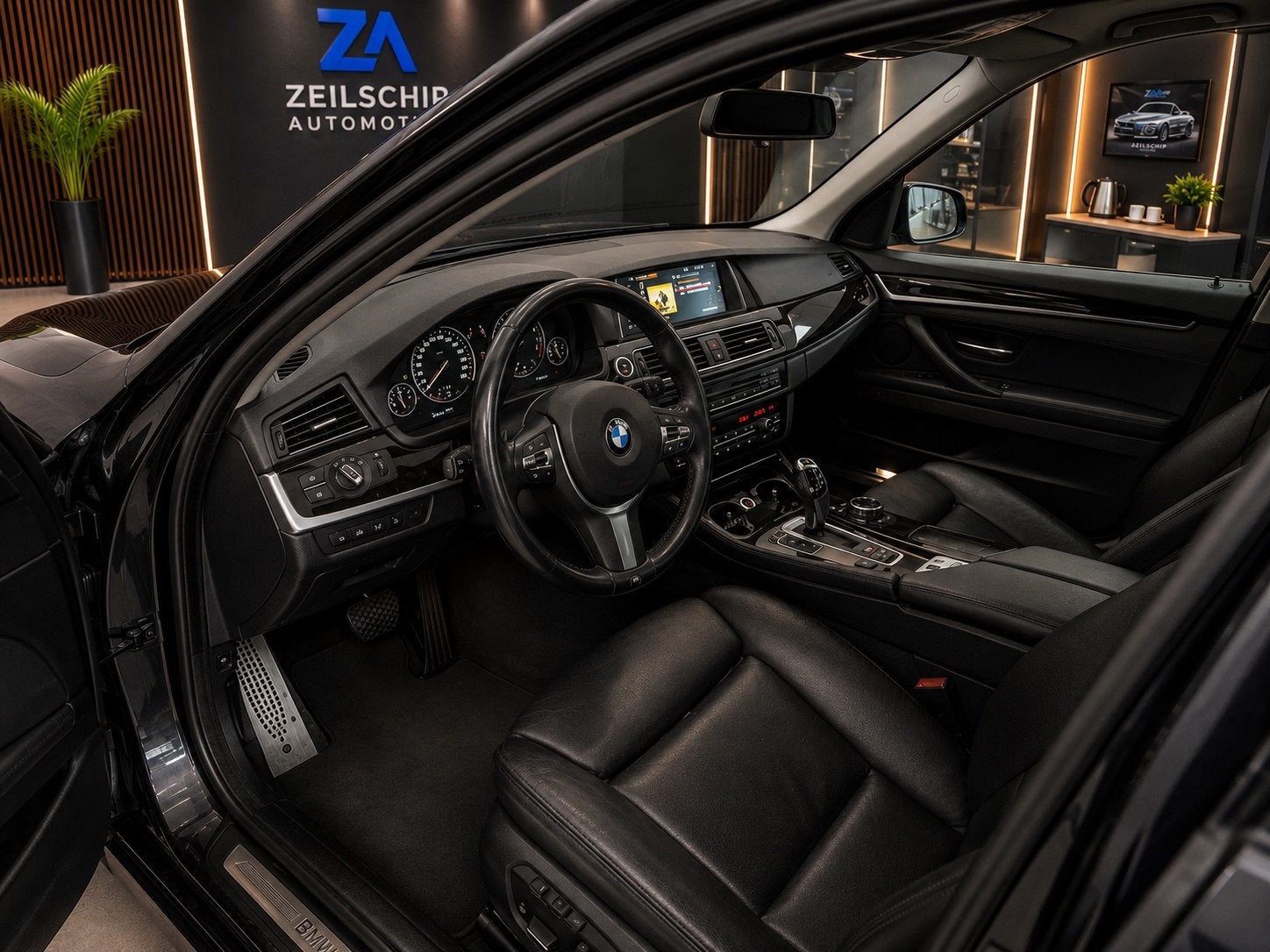 BMW 5-serie Touring 528i Facelift M Sport High Executive Pan, Auto's, Automaat, Dealer onderhouden, Gebruikt, 4 cilinders