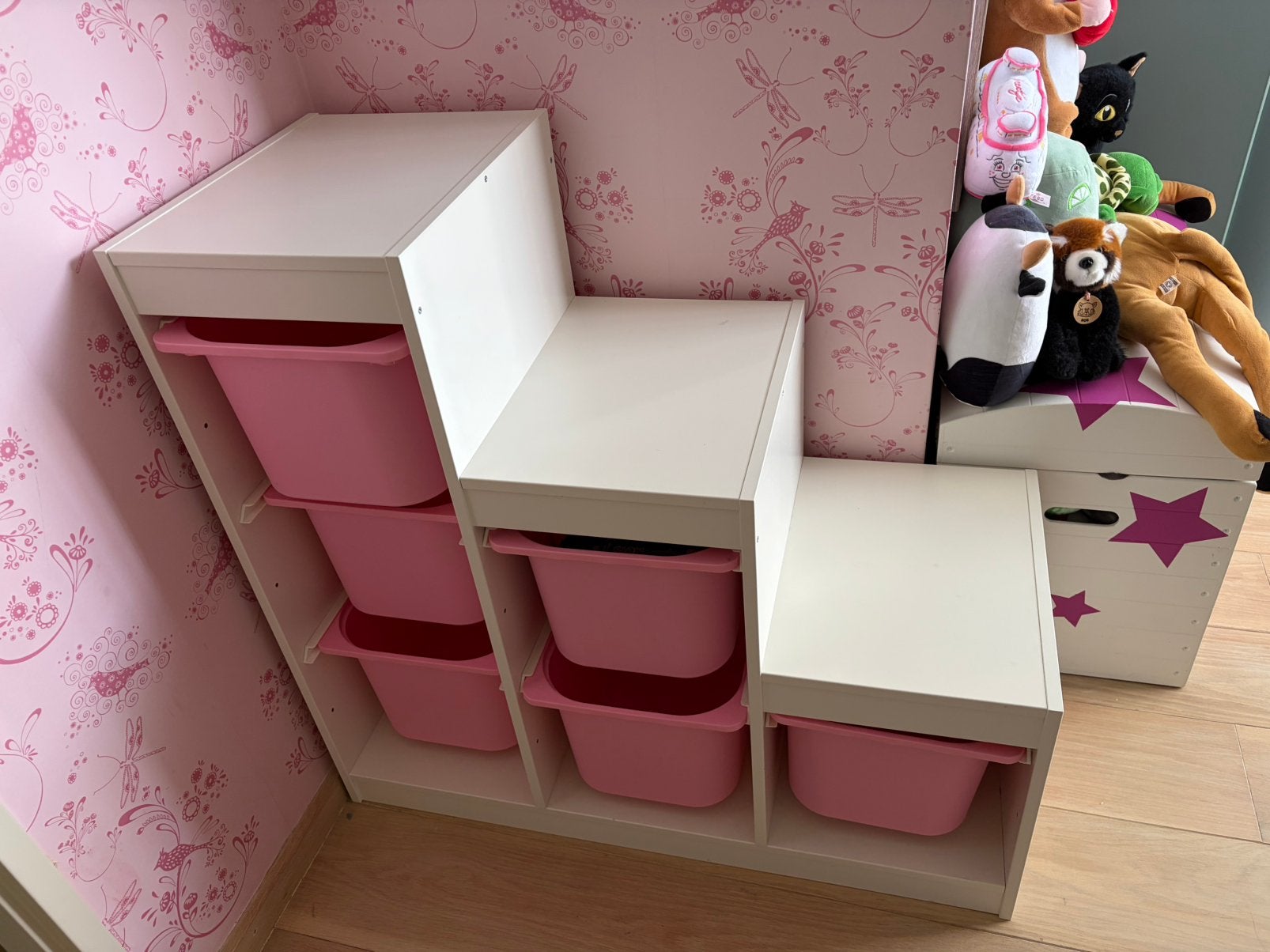 Trofast ikea opbergkast met roze bakken, Kinderen en Baby's, Kinderkamer | Commodes en Kasten, Ophalen, Gebruikt, 75 tot 100 cm