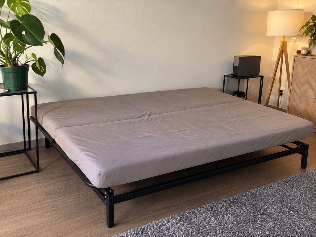 Foto 5 van Grijze slaapbank / futon met zwart metalen frame