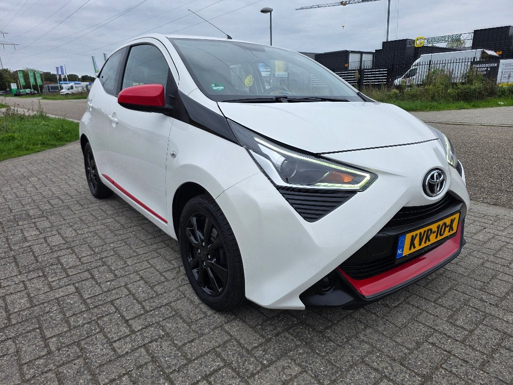 Toyota Aygo 1.0 Vvt-i 72pk 5D 2019 Wit, Auto's, Voorwielaandrijving, Dealer onderhouden, Stof, 4 stoelen