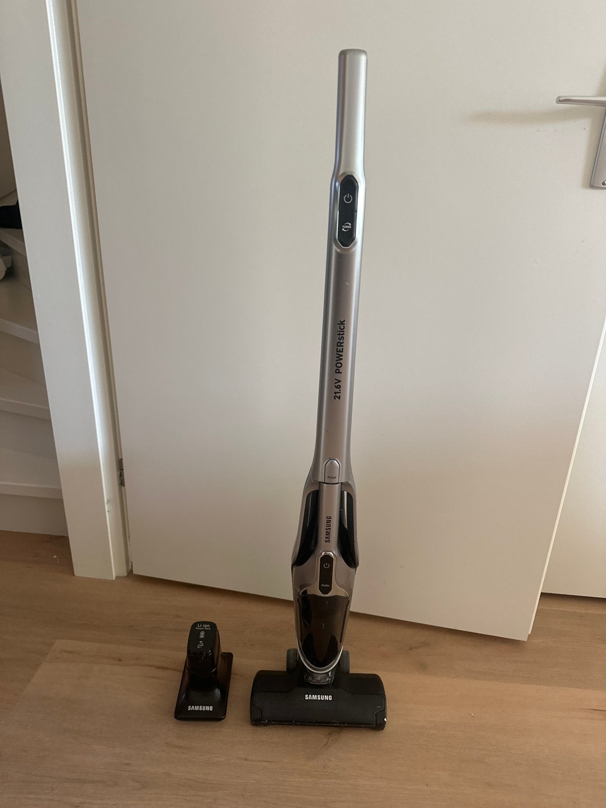 Samsung Powerstick 21.6V Steelstofzuiger met Oplaadstation, Witgoed en Apparatuur, Gebruikt, Draadloos, Ophalen of Verzenden, Reservoir