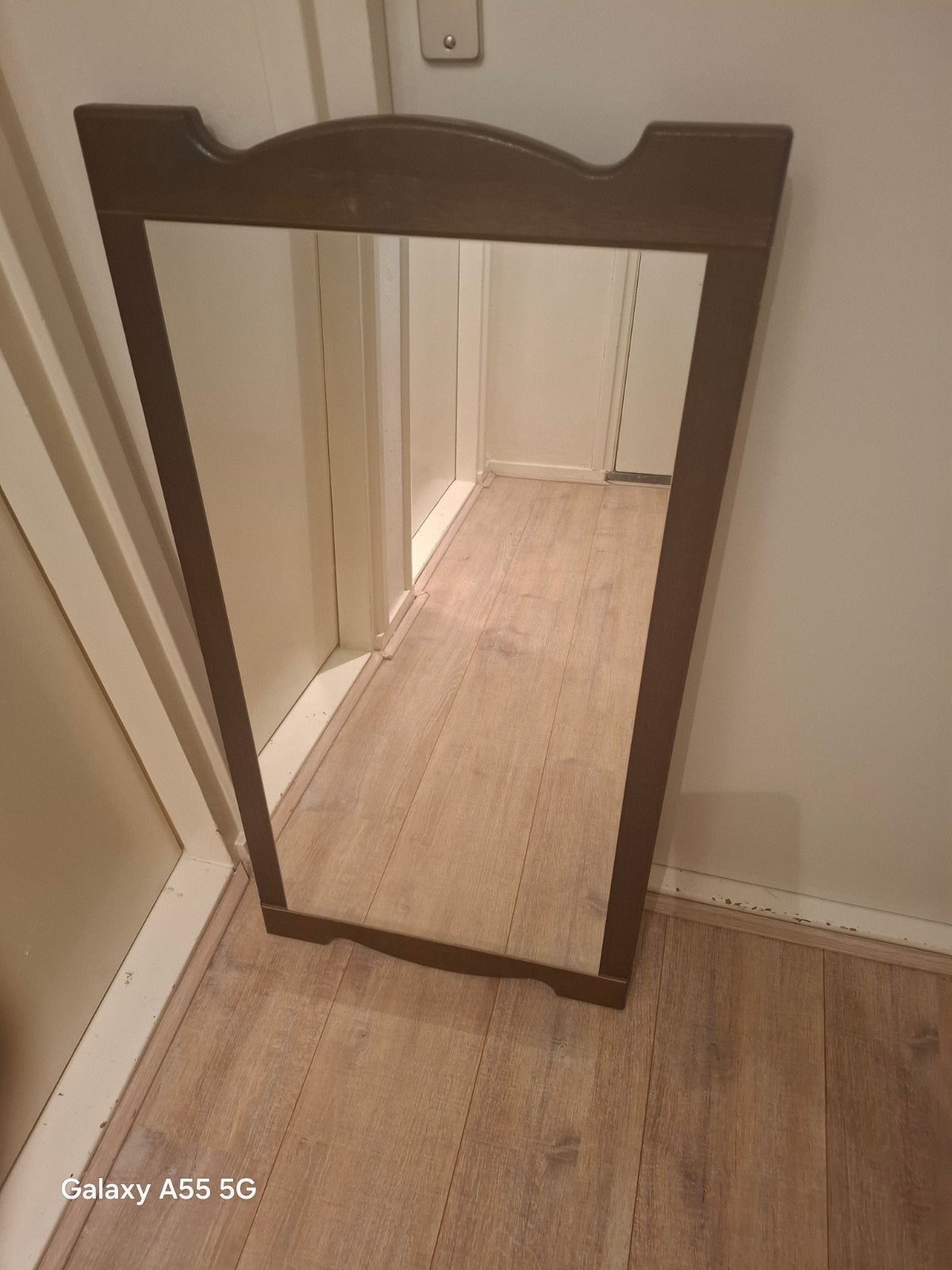 Houten spiegel met donkerbruin frame, Huis en Inrichting, Woonaccessoires | Spiegels, Ophalen, Rechthoekig, Minder dan 100 cm