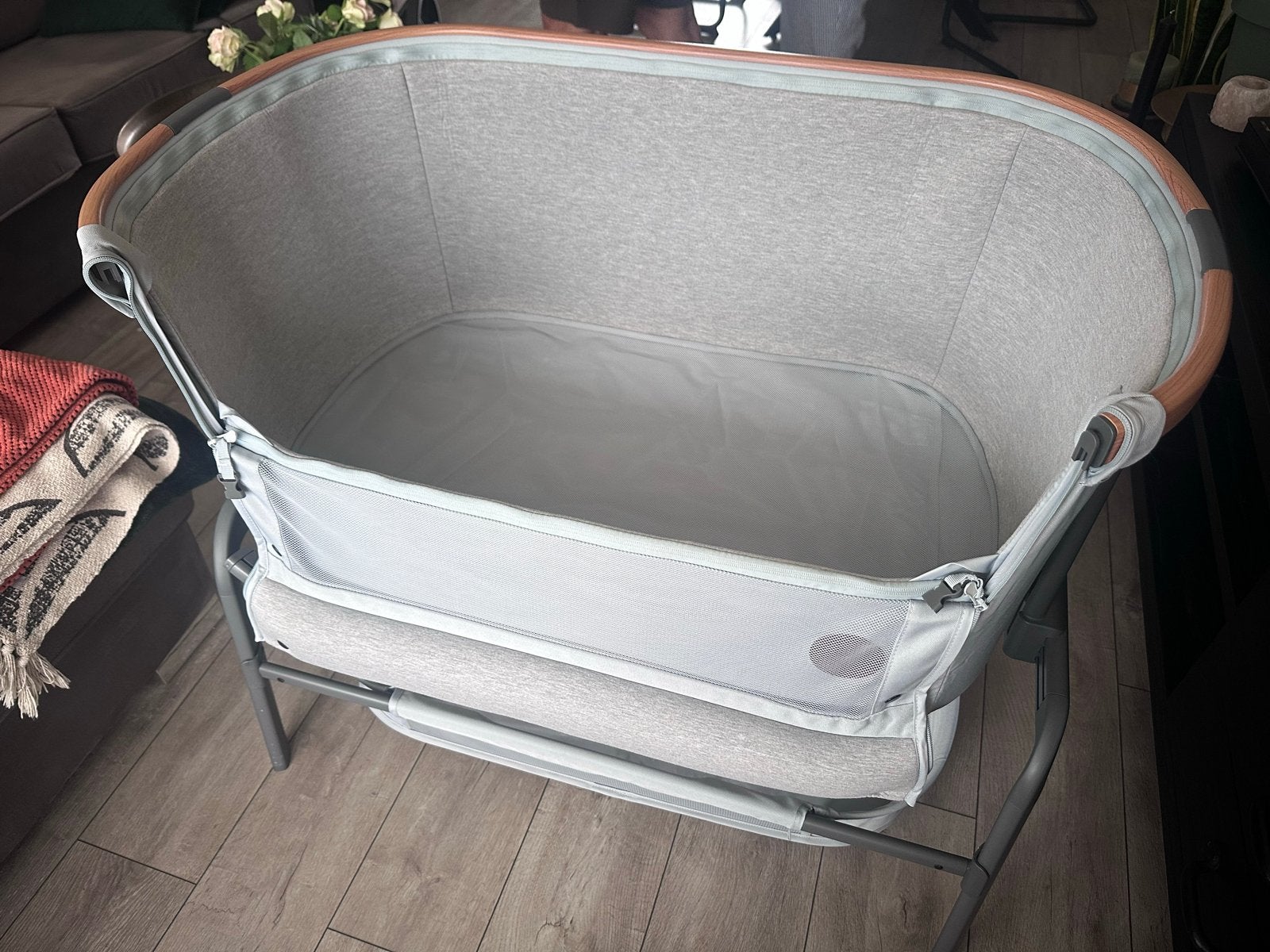 Maxi cosy co sleeper Iora + matras, Ophalen, Zo goed als nieuw, Wieg