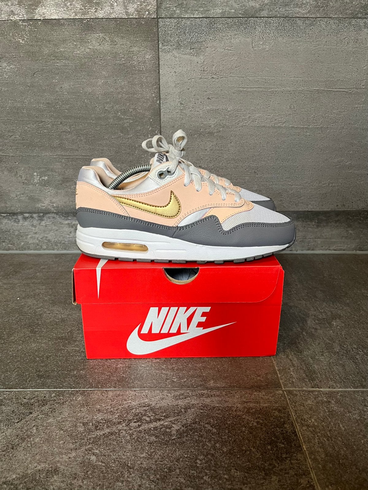Nike Air Max 1 Crimson Tint | Maat 38.5, Ophalen of Verzenden, Zo goed als nieuw, Roze, Sneakers of Gympen