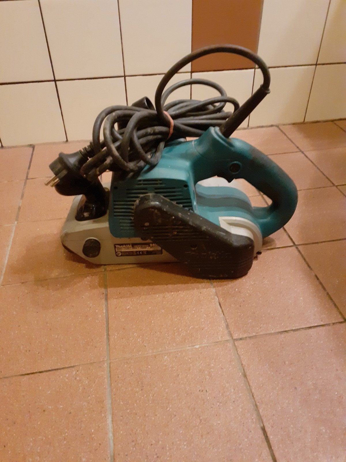 Te koop Makita  bandschuurmach, Doe-het-zelf en Verbouw, Ophalen of Verzenden, 1200 watt of meer