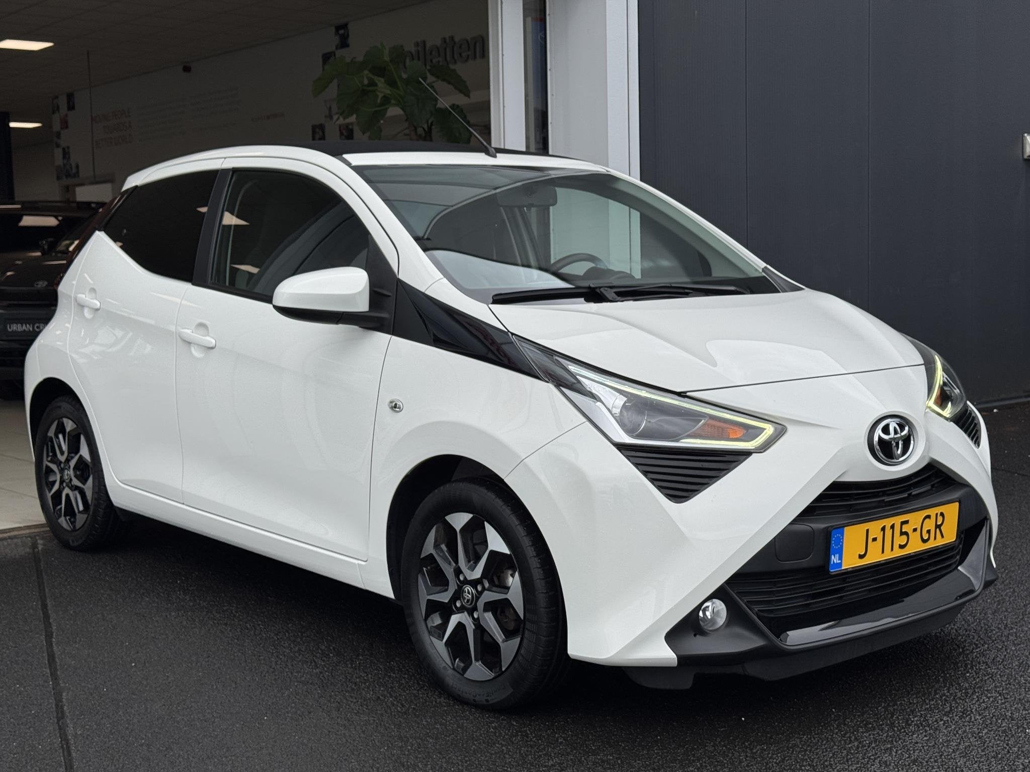 Toyota Aygo 1.0 VVT-i x-joy cabrio, Stof, Gebruikt, Euro 6, 4 stoelen