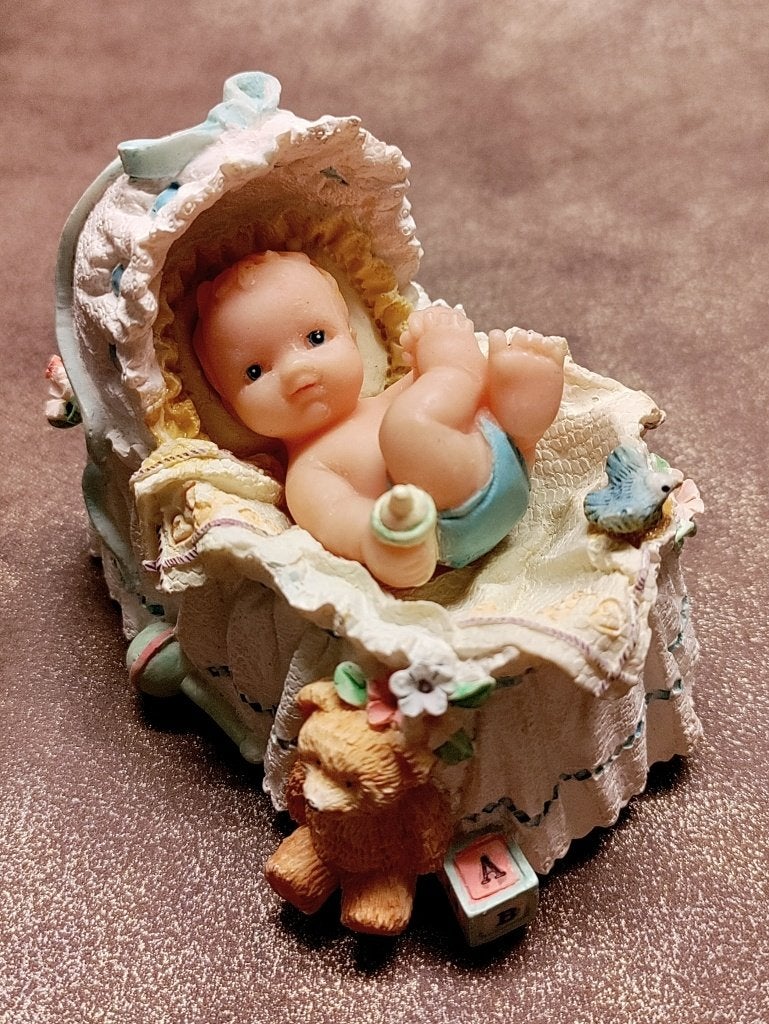 VINTAGE beeldje "BABY IN EEN WIEGJE", Ophalen of Verzenden, Gebruikt, Mens