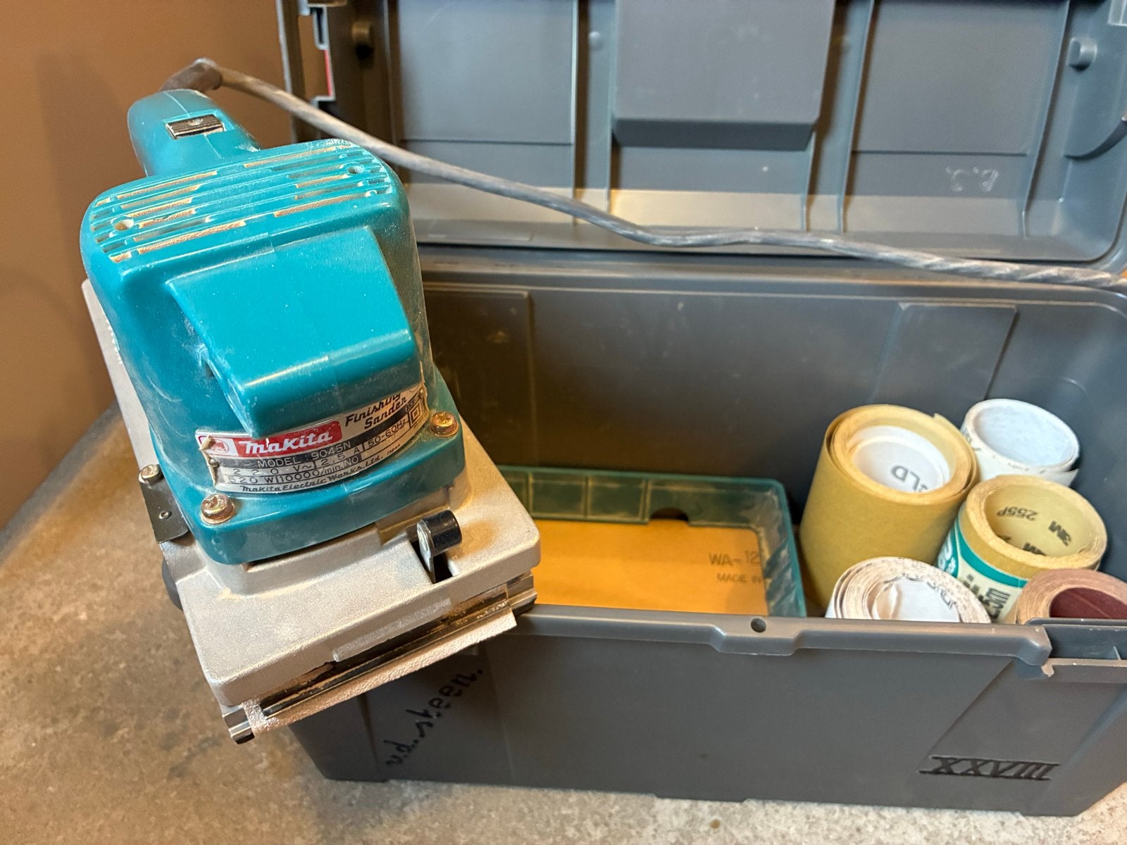 Makita Vlakschuurmachine 9045N in koffer, Doe-het-zelf en Verbouw, Gereedschap | Schuurmachines, Ophalen, Gebruikt, Minder dan 600 watt
