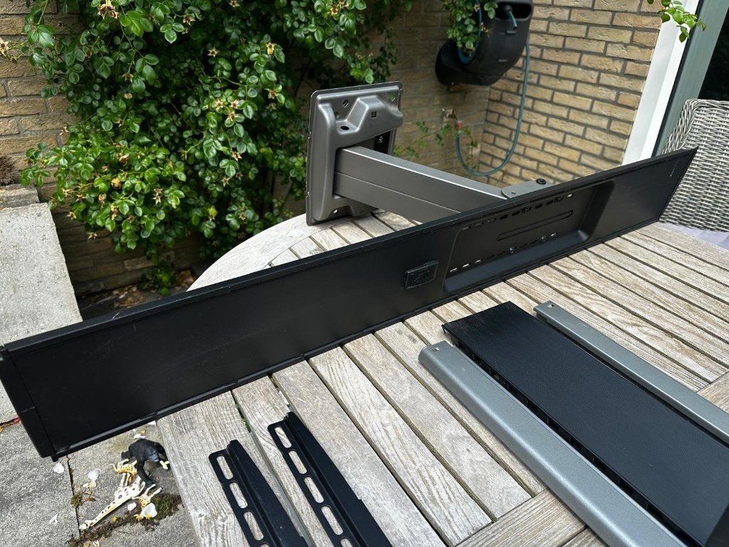 Vogel’s EFW 8425 tv muurbeugel + kabelkolom, Ophalen, Zo goed als nieuw