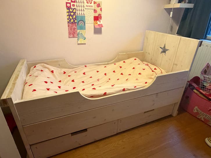 Kinderbed (peuter) met opberglades - Wit hout met ster
