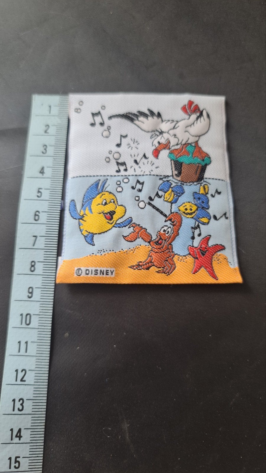 Disney Patch De Kleine Zeemeermin Flounder Sebastian, Ophalen of Verzenden, Pocahontas of Kl. Zeemeermin, Nieuw, Kleding of Textiel