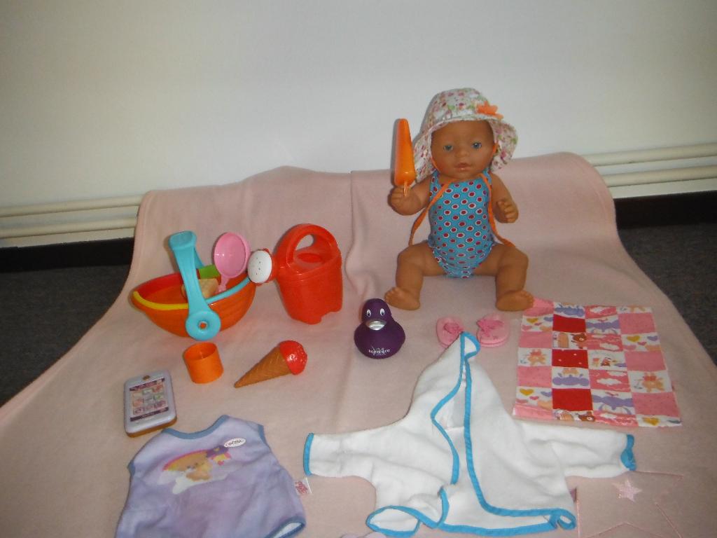 baby born met zwem acc, Kinderen en Baby's, Speelgoed | Poppen, Ophalen of Verzenden, Zo goed als nieuw, Babypop