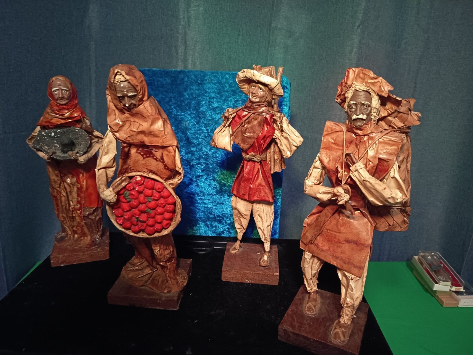 Set van 4 handgemaakte Mexicaanse figuren, Antiek en Kunst, Groep mensen, Natuurlijk materiaal, Ophalen of Verzenden, 20 - 50 cm