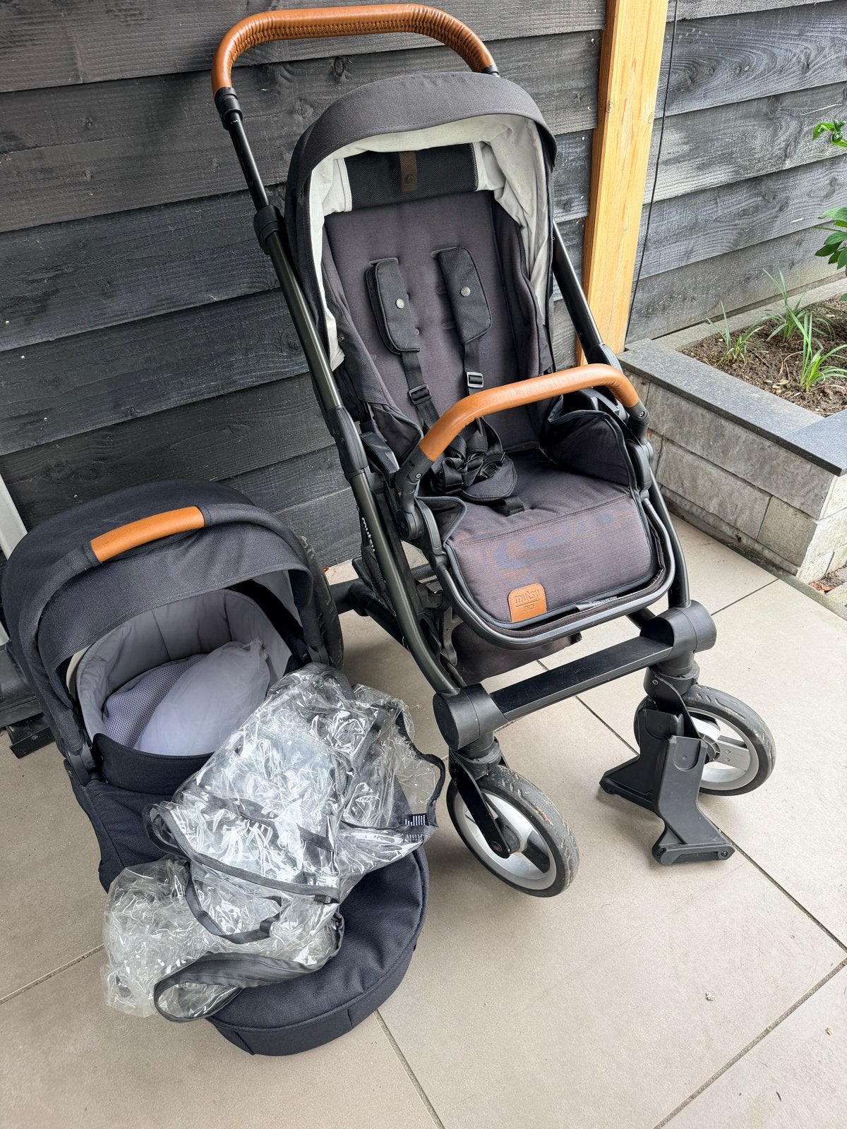 Mutsy kinderwagen met reiswieg en accessoires, Gebruikt, Ophalen of Verzenden, Combiwagen, Met reiswieg