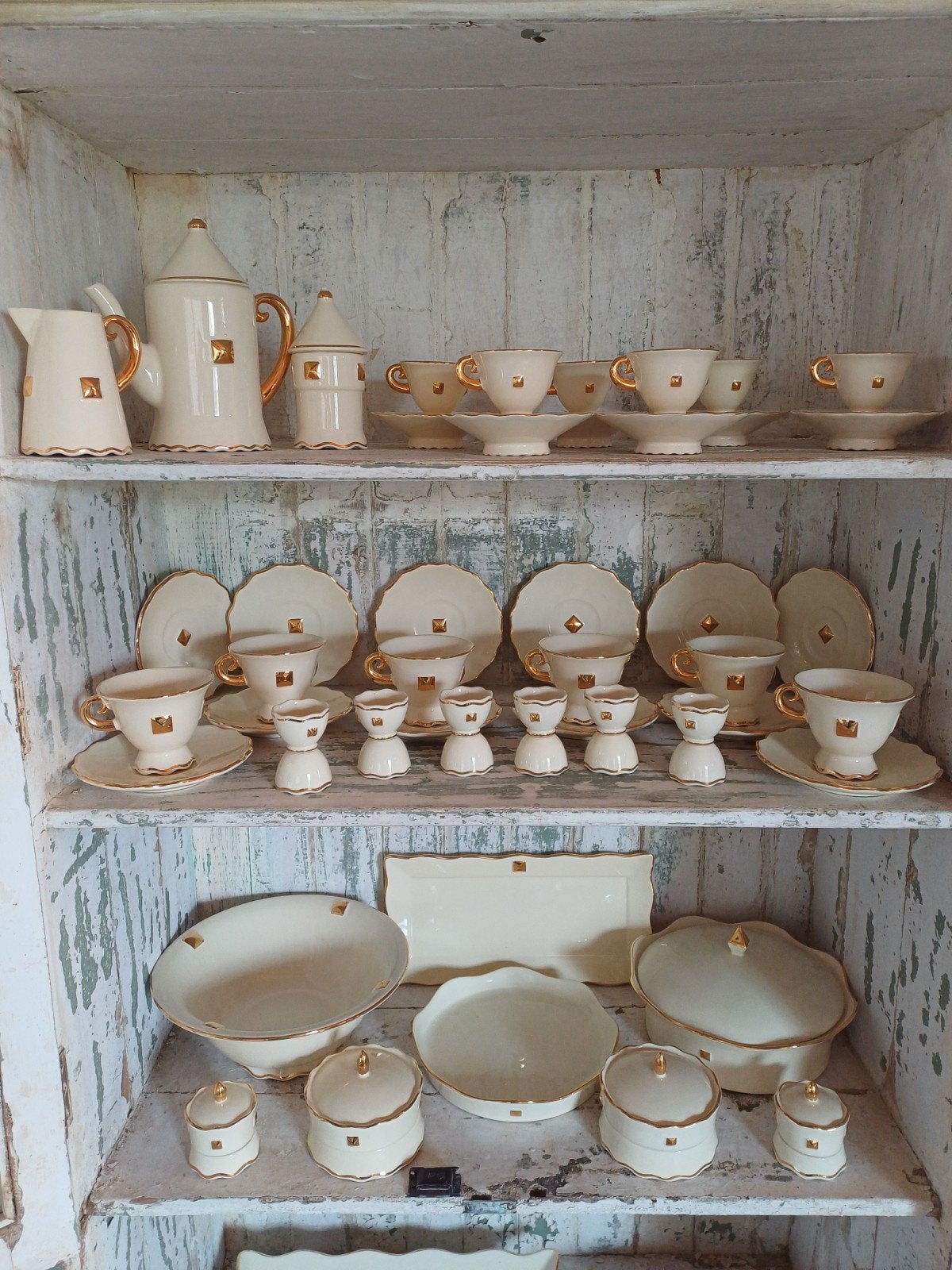 Uitgebreid Exclusief Goud / Creme 54 delig Servies voor €300, Ophalen