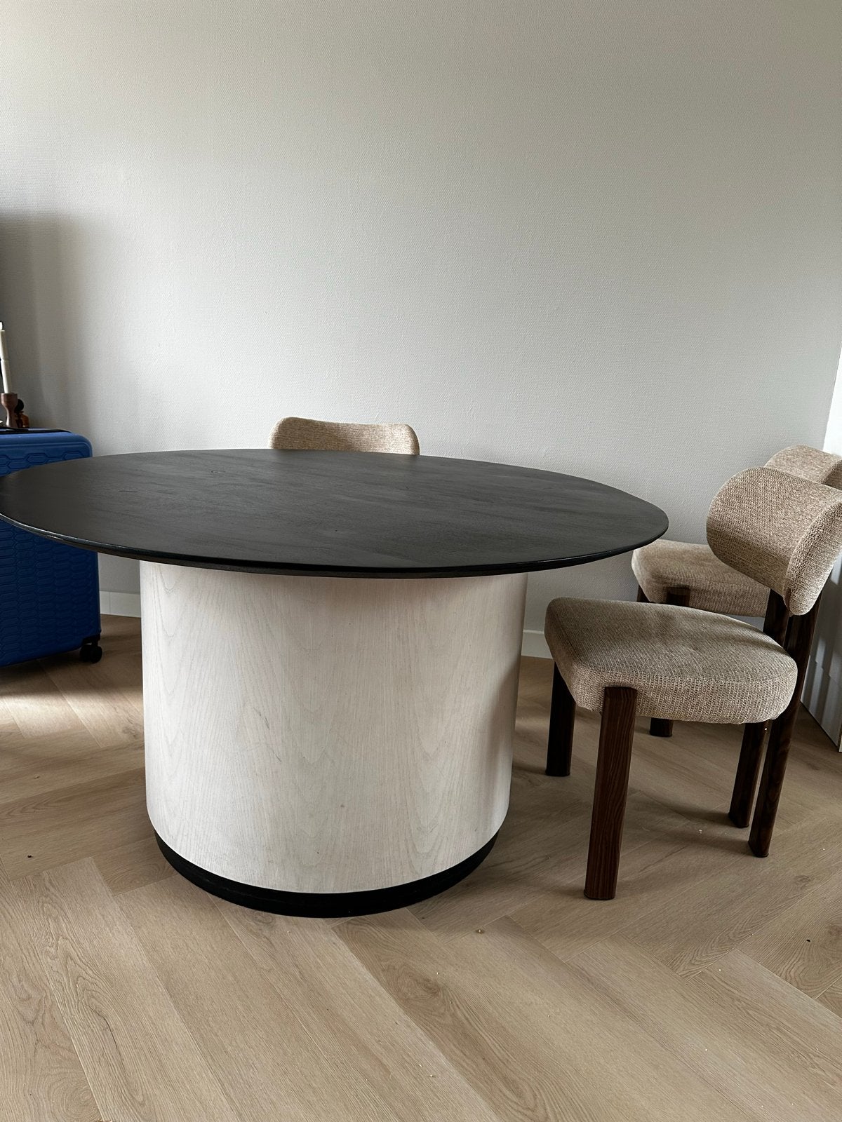 Ronde eettafel met zwart blad en lichte voet (130 cm), Huis en Inrichting, Ophalen, Gebruikt, 100 tot 150 cm, Rond