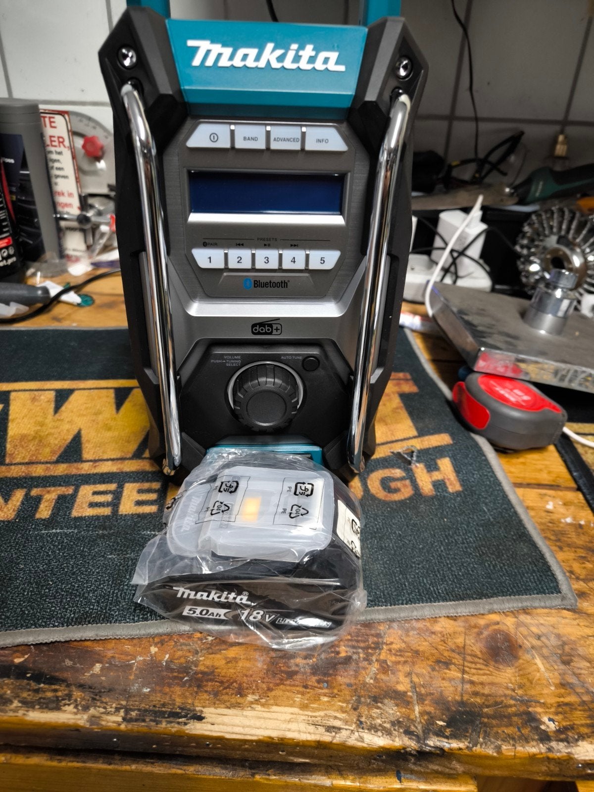 Makita MR004GZ DAB+ Bouwradio met 18V 5.0Ah Accu, Ophalen