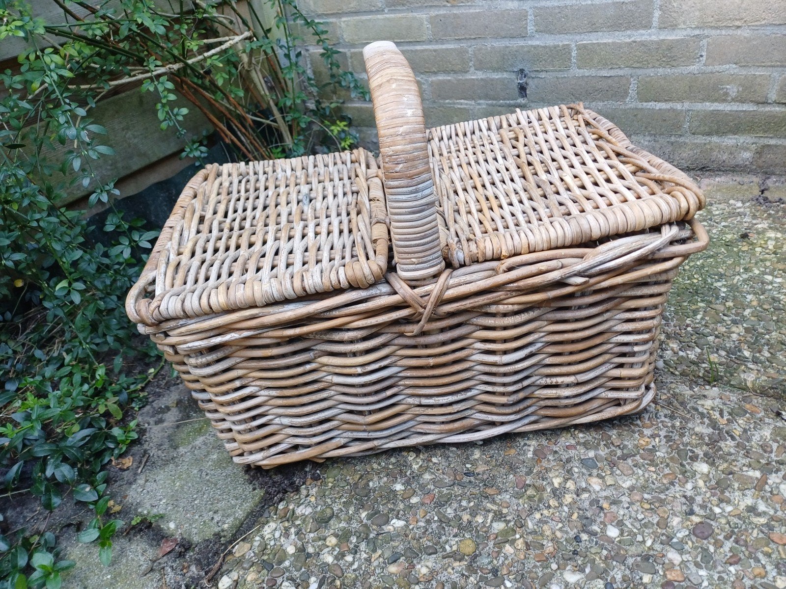 Stevige picknickmand van gevlochten riet, Hobby en Vrije tijd, Ophalen, Gebruikt, Zonder inhoud