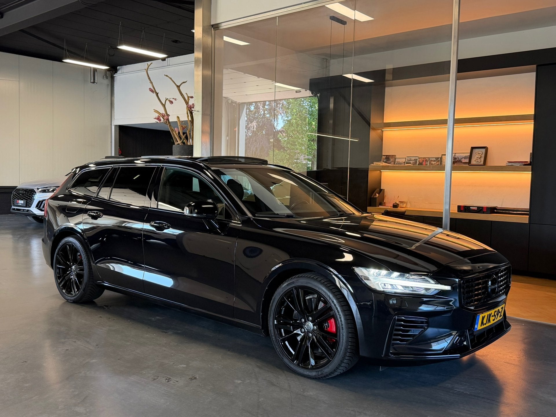 Volvo V60 2.0 T8 Twin Engine AWD R-Design 391 PK BLACK editi, Auto's, Volvo, Gebruikt, Euro 6, Zwart, Vierwielaandrijving