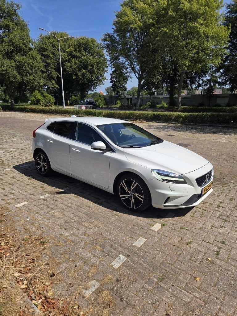 Volvo V40 1.5 T3 152PK Geartronic R-Design 2018 Wit, Auto's, Volvo, Dealer onderhouden, 1498 cc, Zwart, 4 cilinders