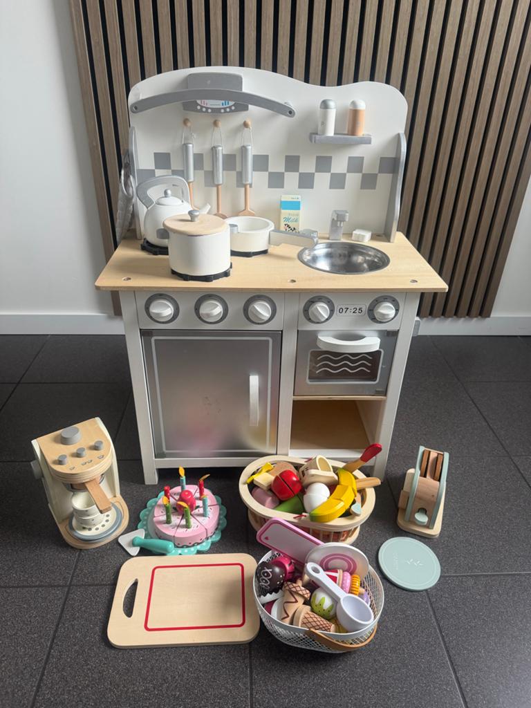 Houten speelkeuken met veel houten accessoires, Kinderen en Baby's, Speelgoed | Houten speelgoed, Ophalen, Gebruikt, Meubelstuk of Keukentje