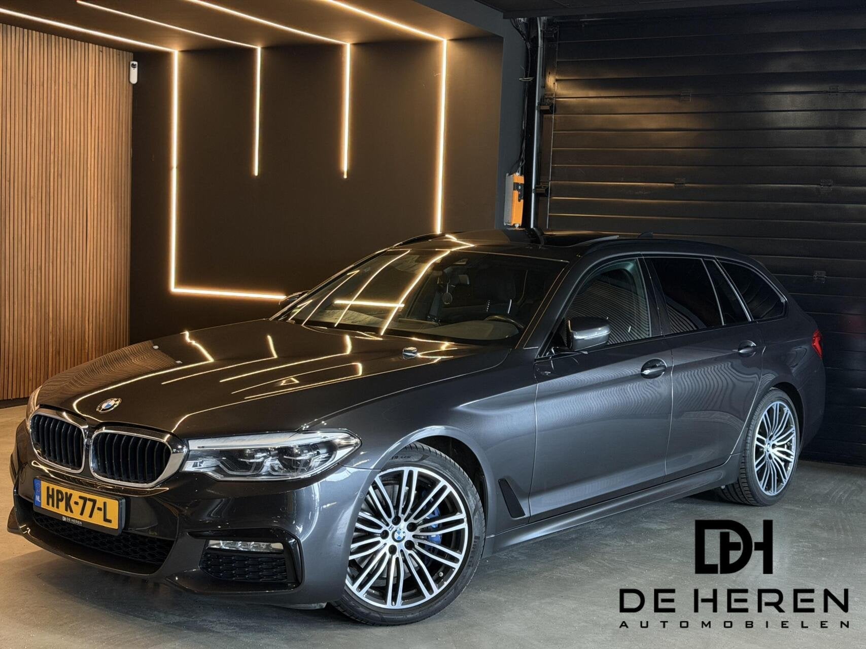 BMW 5-serie Touring 530d xDrive High Executive Pano M-sport, Auto's, Automaat, Dealer onderhouden, Gebruikt, Euro 6