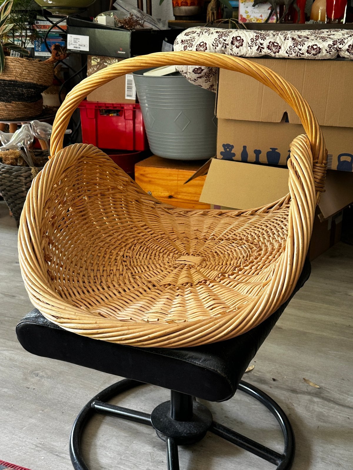 Decoratieve rieten oogst of lectuur mand met hengsel, Ophalen, Gevlochten, Mand, Zo goed als nieuw