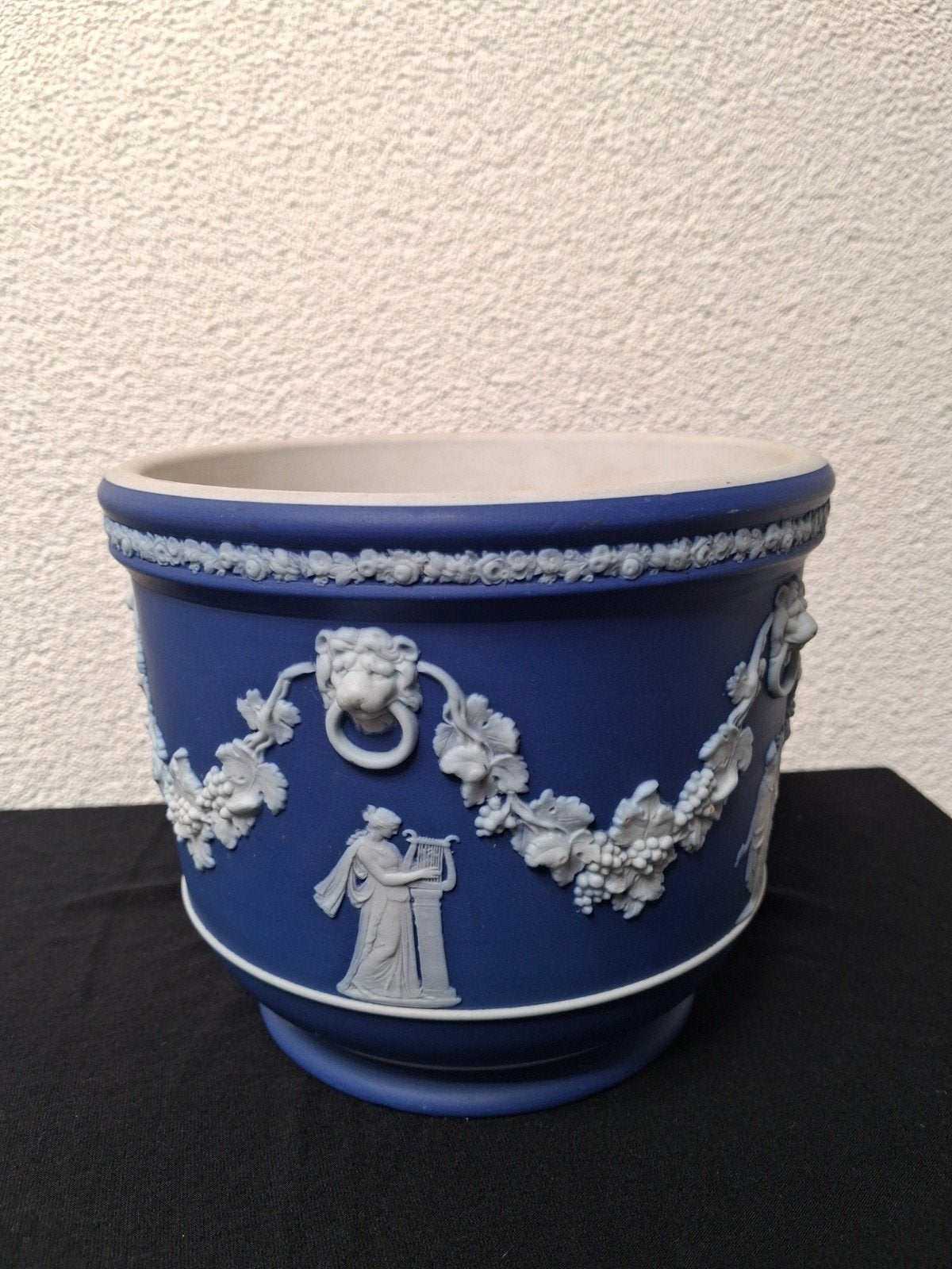 Wedgwood Jasperware Bloempot - Blauw met Witte Reliëfs, Ophalen of Verzenden