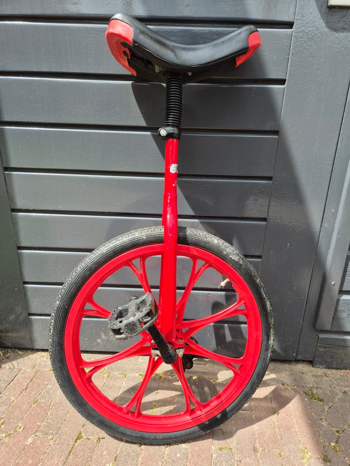 Nette in hoogte verstelbare rode eenwieler, Fietsen en Brommers, Ophalen of Verzenden