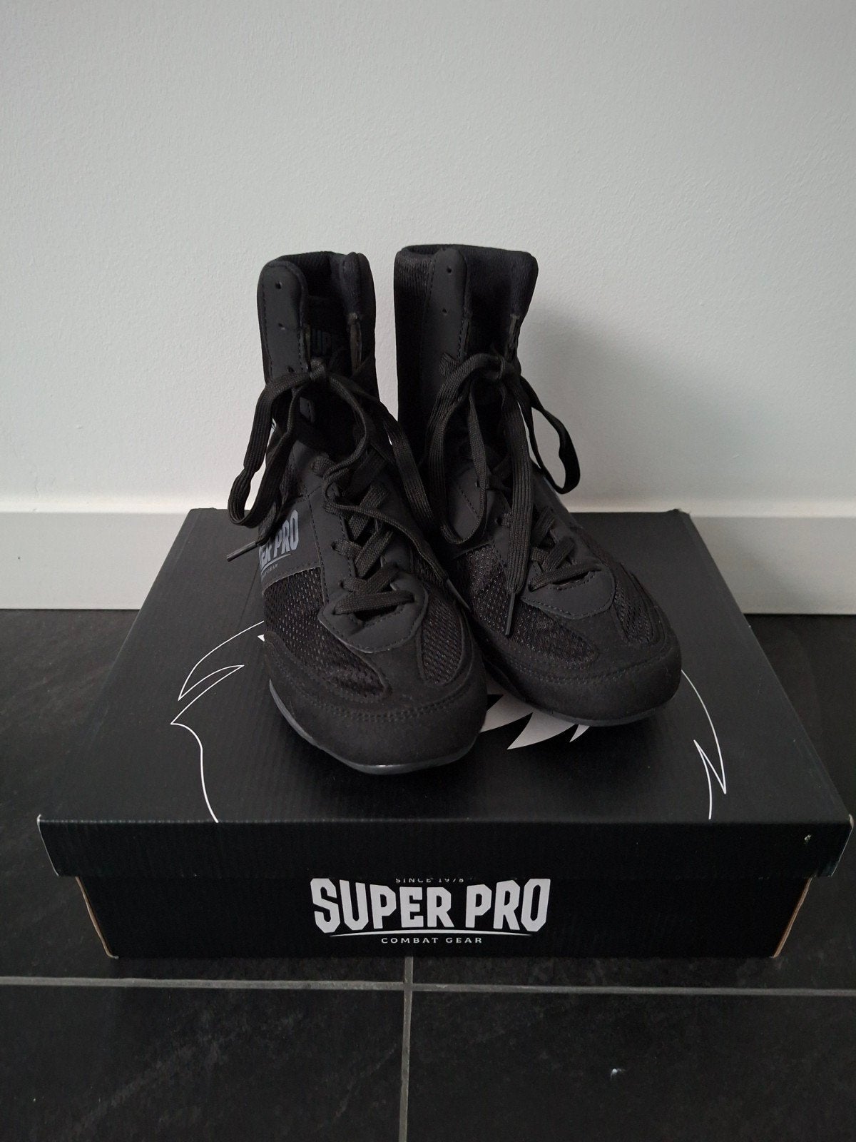 Nieuw Super Pro Combat Gear boksschoenen mt 40, Ophalen of Verzenden, Nieuw, Boksbeschermers