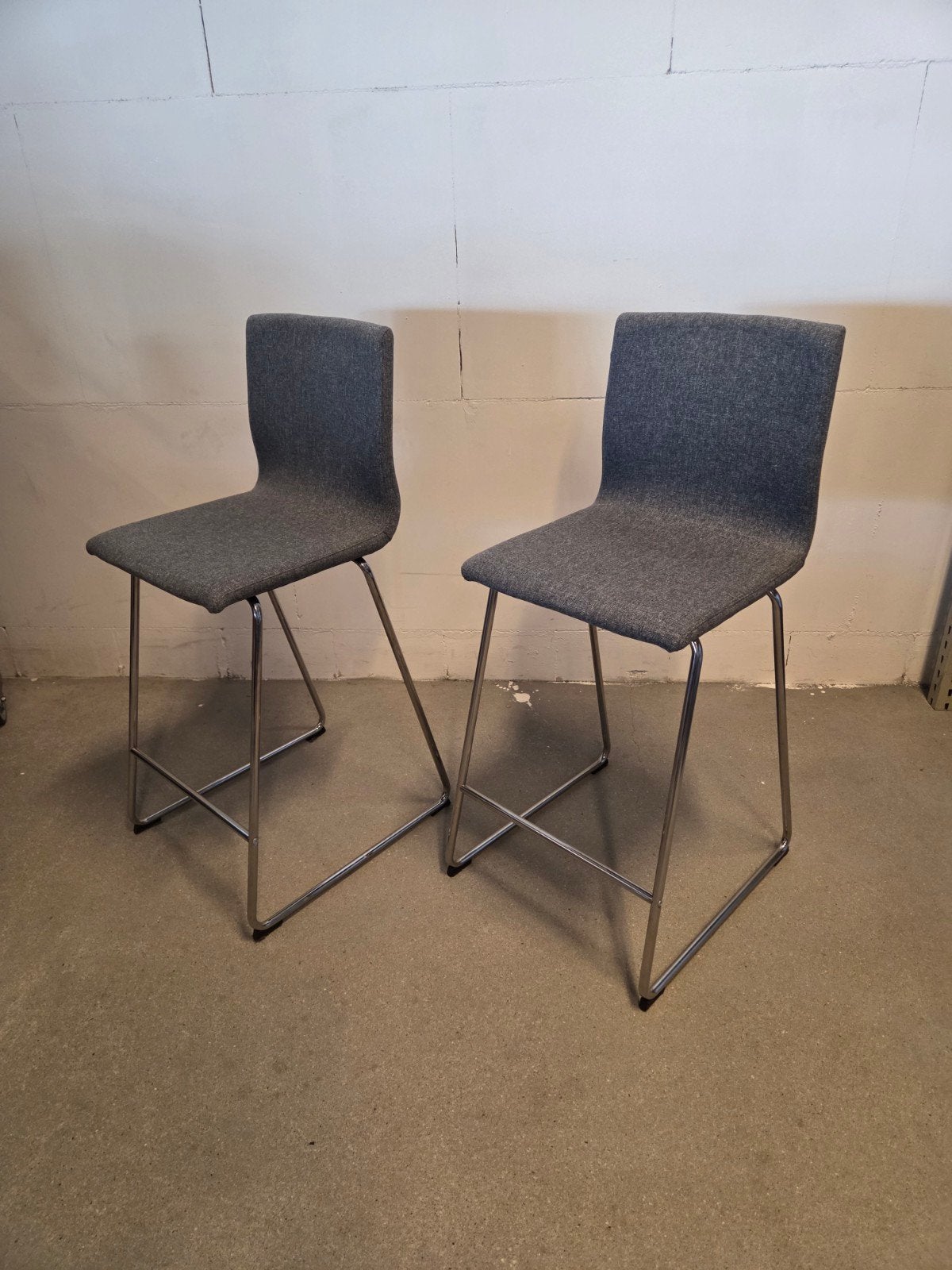 2x barkruk grijze stof, 2 krukken, Ophalen, 60 tot 90 cm