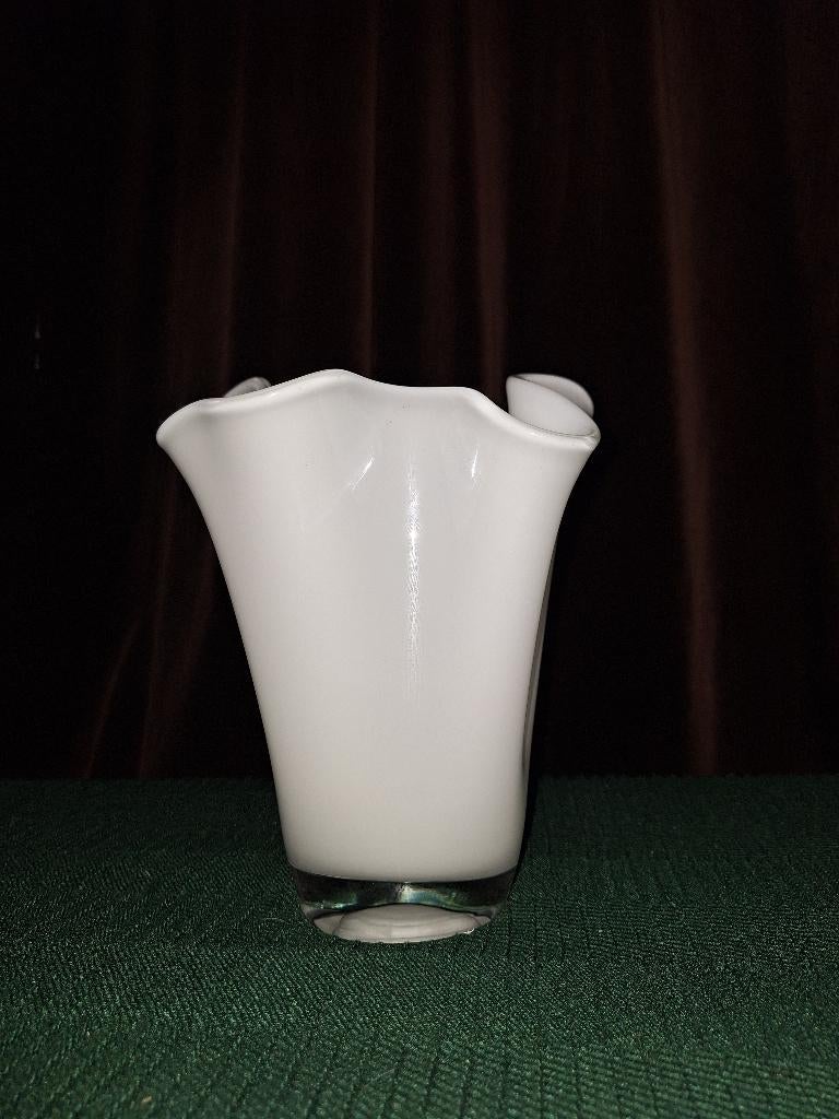 Mondgeblazen zakdoekvaas, Huis en Inrichting, Wit, Ophalen of Verzenden, Minder dan 50 cm, Glas