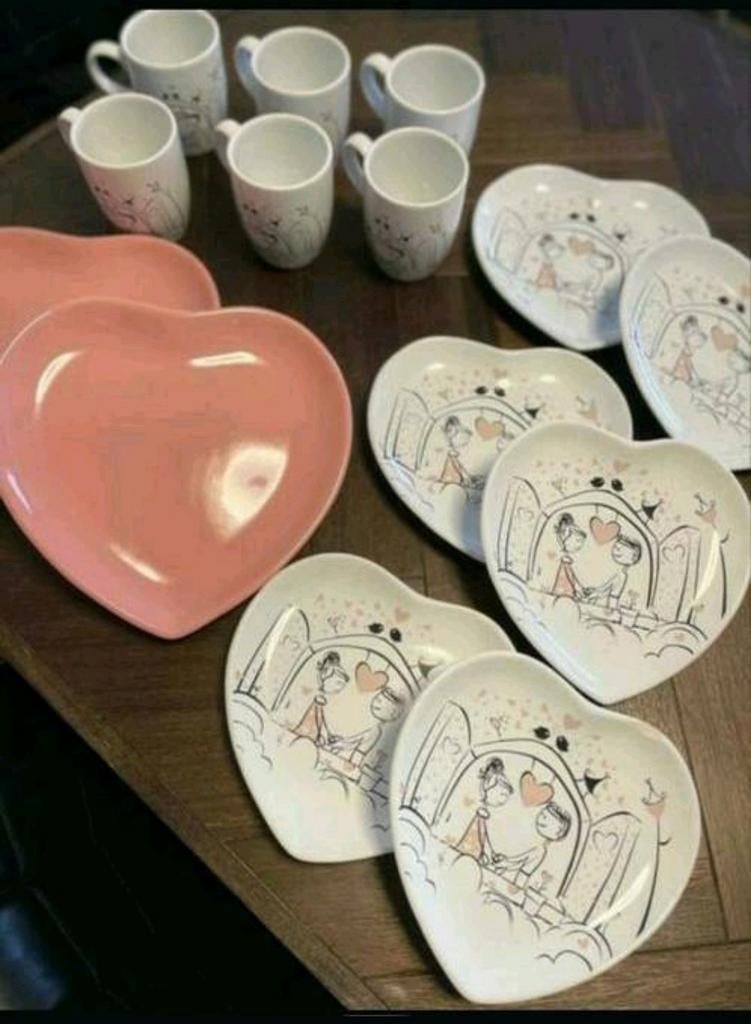 GEZOCHT gevraagd servies hartjes stelletje bekers borden, Huis en Inrichting, Keuken | Servies, Ophalen of Verzenden, Overige stijlen