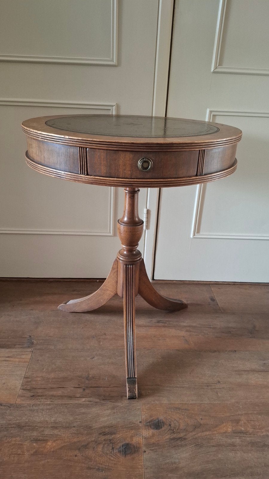 Antieke ronde bijzettafel met lade, Ophalen