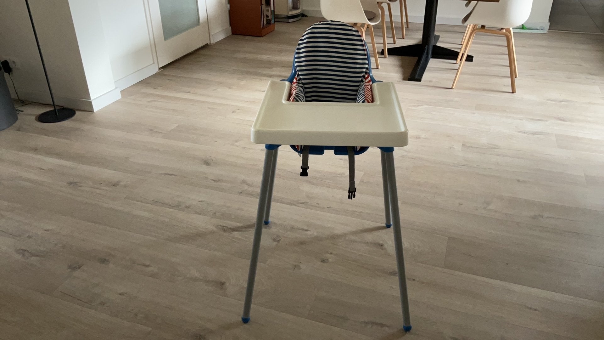 Kinderstoel ikea met blad ,verkleiner en riempjes, Ophalen, Gebruikt, Overige typen, Afneembaar eetblad
