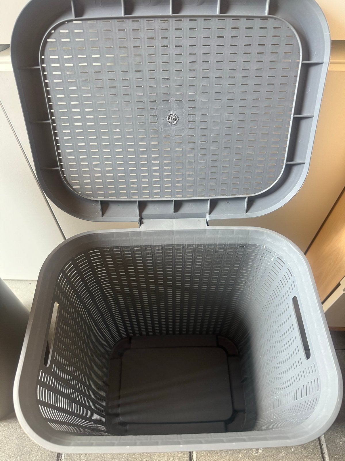 Grijze wasmand met deksel, Ophalen, Gebruikt, Grijs, Kunststof