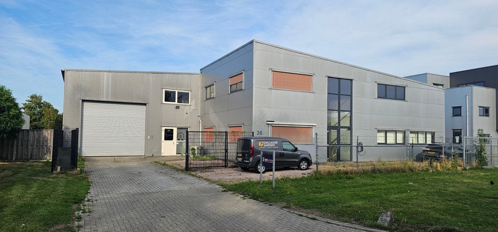 Modern Bedrijfspand met Kantoor- en Opslagruimte te huur, Bedrijfsruimte