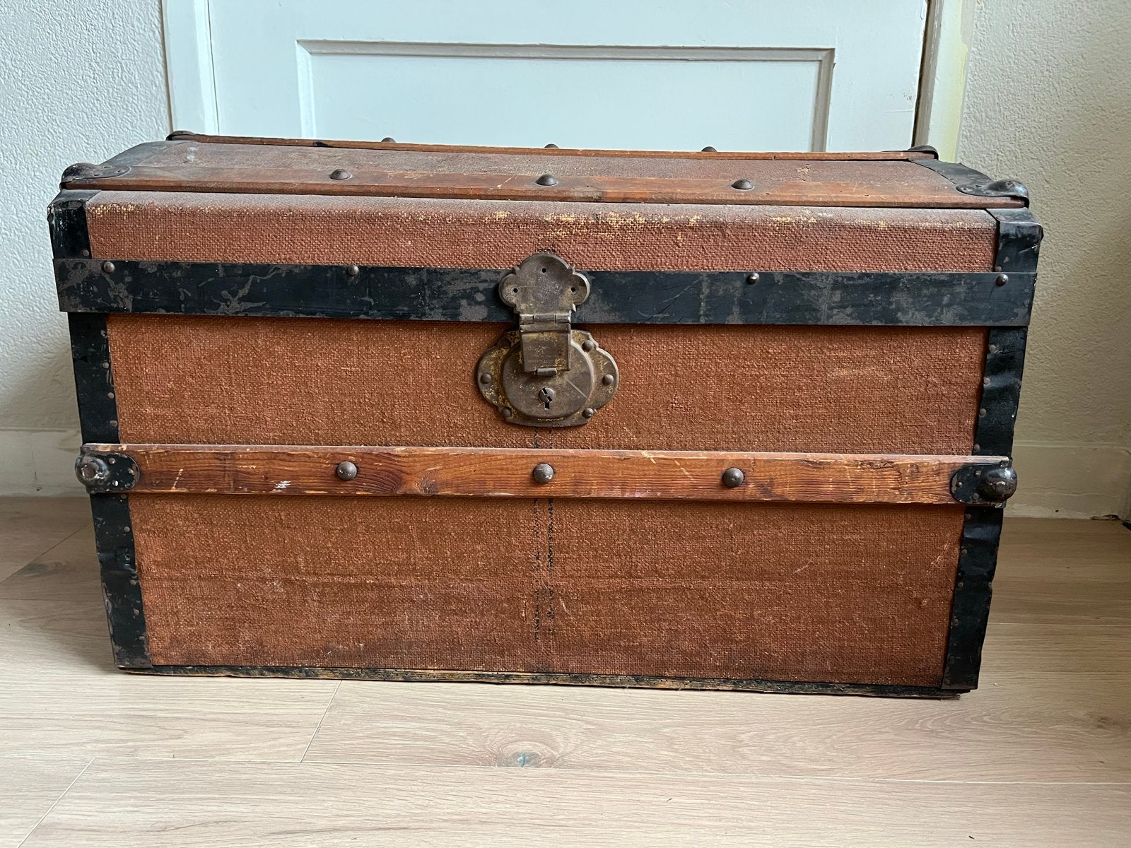Antieke houten kist met metalen beslag, Ophalen, Minder dan 50 cm, Gebruikt, 50 tot 100 cm