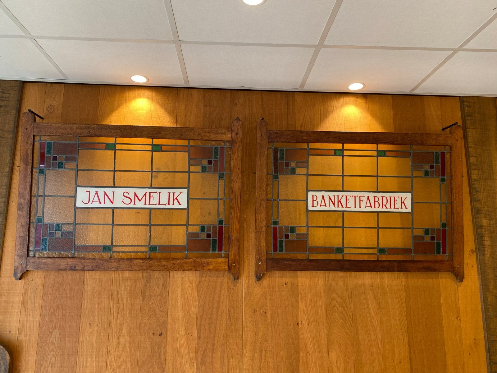 Twee glas-in-lood panelen 'Jan Smelik Banketfabriek', Ophalen, Gebruikt, Reclamebord