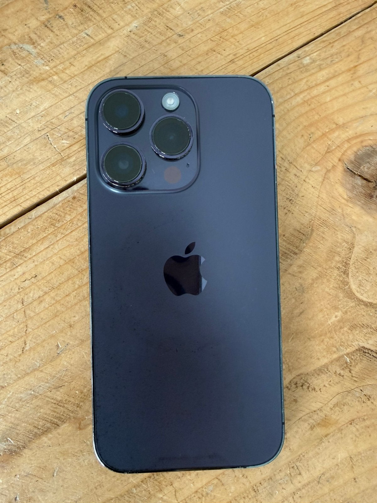 Foto 5 van Iphone 14 Pro met 5 hoesjes