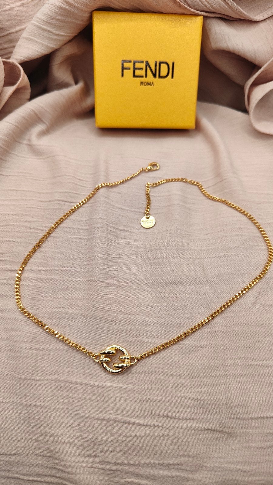 Fendi Roma Gouden Ketting met FF-logo Hanger, Ophalen of Verzenden, Zo goed als nieuw, Goud, Overige materialen