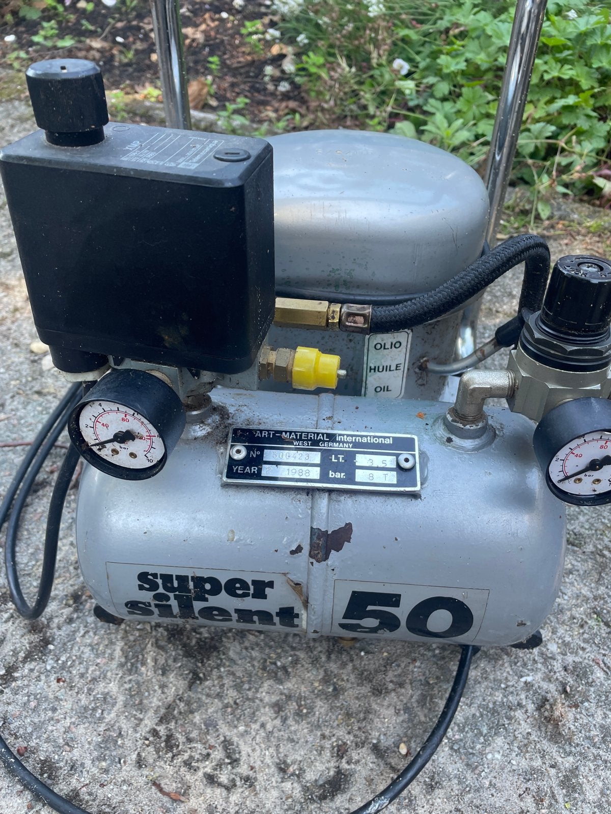 SUPER SILENT 50 compressor met olielekkage, Doe-het-zelf en Verbouw, Compressors, Gebruikt, 6 tot 10 bar, Ophalen of Verzenden